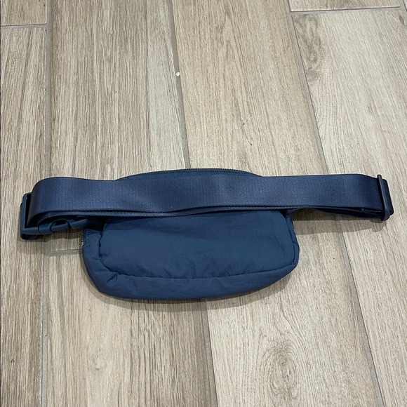 ULTRA RARE Lululemon OG everywhere belt bag 1L CODE BLUE - Picture 11 of 13